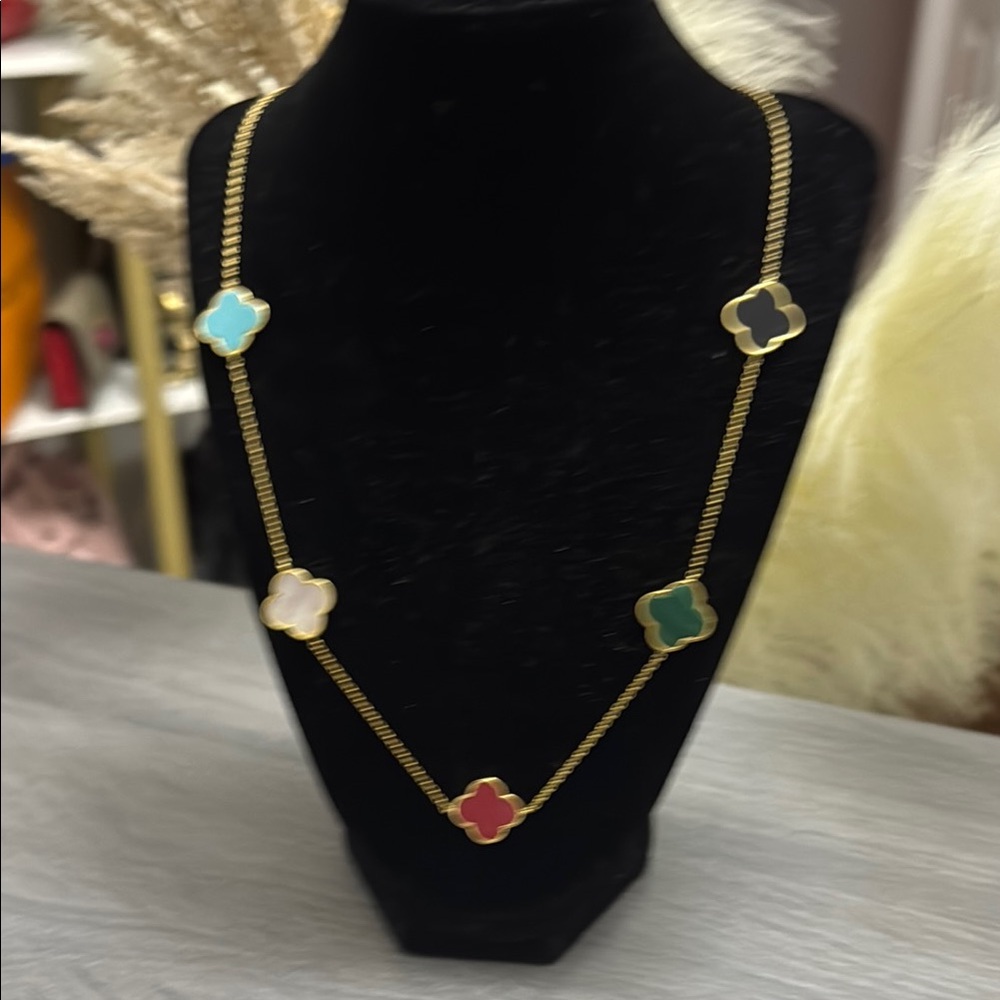 Elegant Multi-Color Clover Necklace - Picture 3 of 4